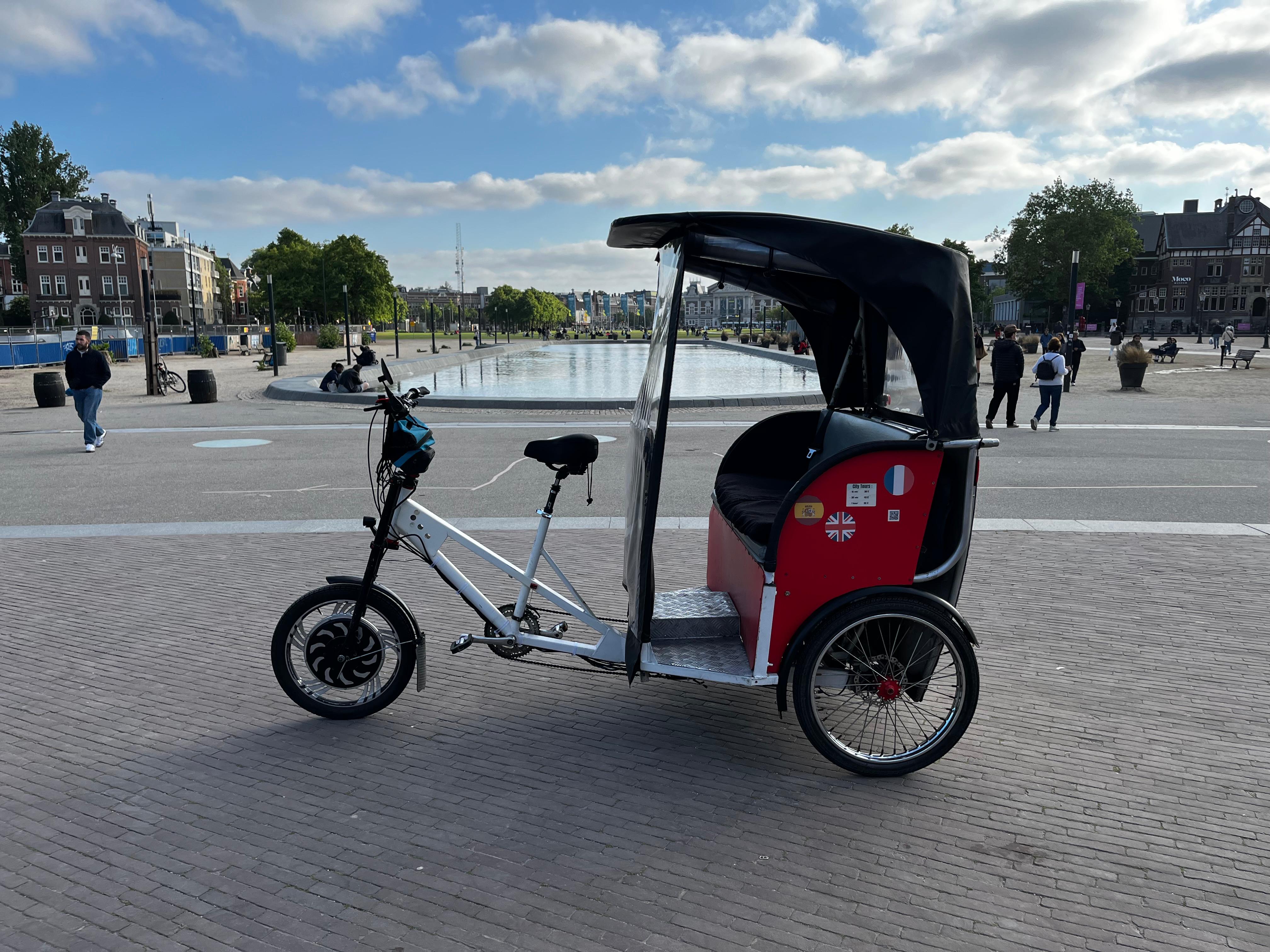 Riksza na ulicy Amsterdamu